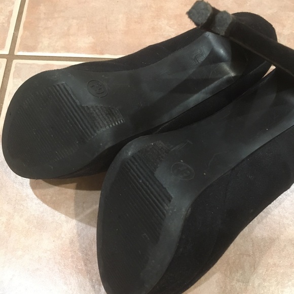 Xhilaration Pumps - Black Suede 6 1/2 - Picture 5 of 7